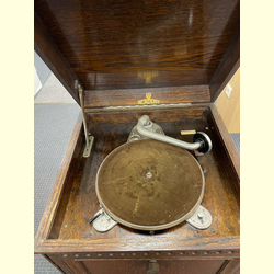 Standgrammophon Academy-Aufdruck klein